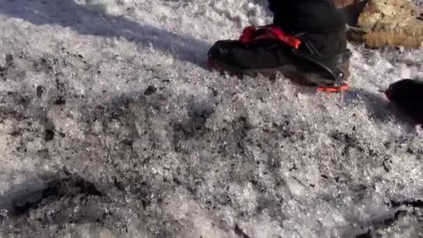 Botas con crampones. El hombre sube al hielo — Vídeos de Stock