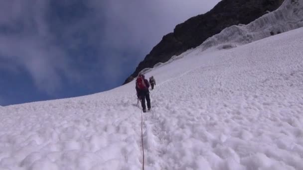 Mount Rwenzori Zirvesi için artan insanlar — Stok video