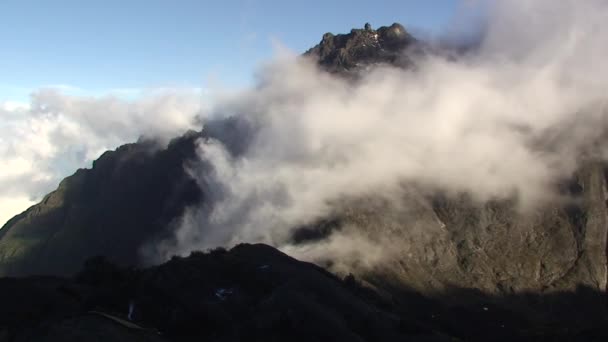 Rwenzori vue sur la montagne avec des nuages passant, timelapse 