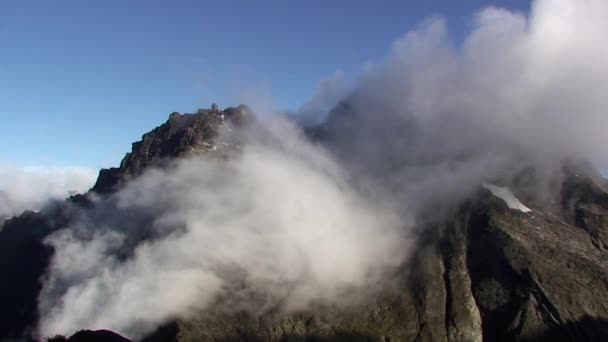 Rwenzori mountain view med passerar moln — Stockvideo