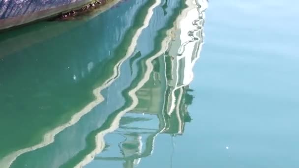 Schip weerspiegeling in water — Stockvideo