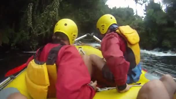 Rafting på floden Kaituna med Gopro. Nya Zeeland — Stockvideo