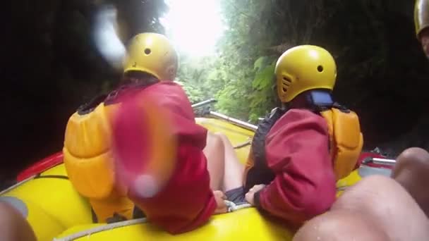 Turun dari Tutea Falls dengan GoPro. Kaituna rafting. Selandia Baru — Stok Video