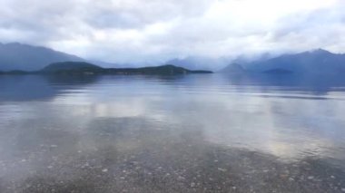 Dağlar ve su yüzey görünümü