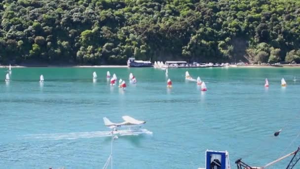 Aeronaves e barcos na água — Vídeo de Stock