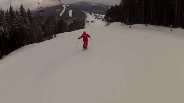 Esquiador va por la pista de esquí en Bukovel, Ucrania — Vídeos de Stock