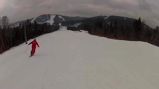 Esquiador va por la pista de esquí en Bukovel, Ucrania — Vídeos de Stock