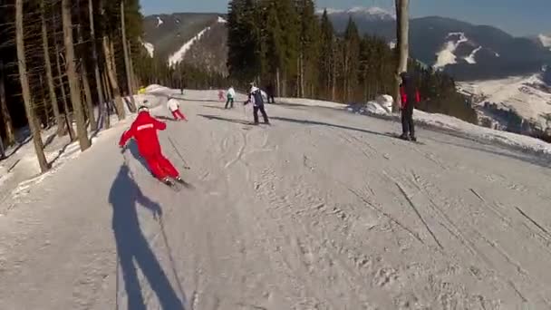 Descendo a pista de esqui em Bukovel, Ucrânia — Vídeo de Stock