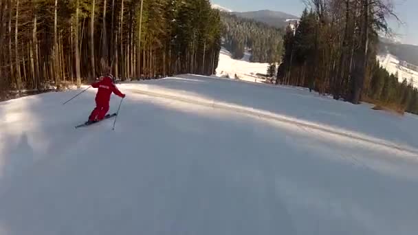 Esquiador va por la pista de esquí en Bukovel, Ucrania — Vídeo de stock