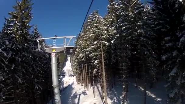 Uitzicht vanaf de skilift in Boekovel, Oekraïne — Stockvideo