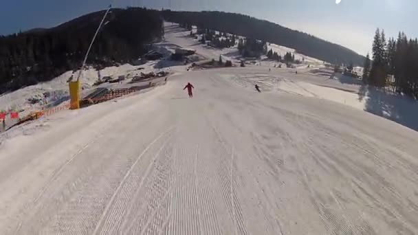 Bajando por la pista de esquí en Bukovel, Ucrania — Vídeo de stock