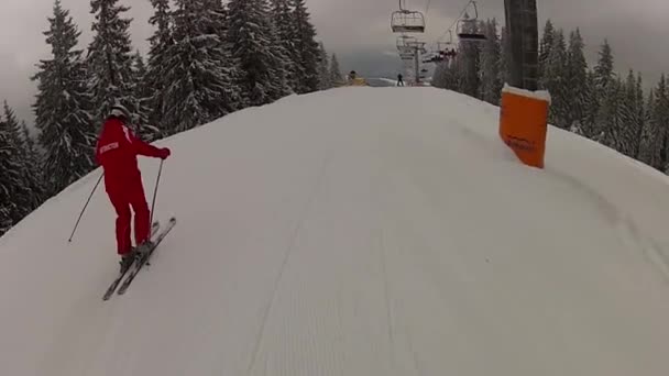 Descendo a pista após os elevadores de esqui em Bukovel, Ucrânia — Vídeo de Stock