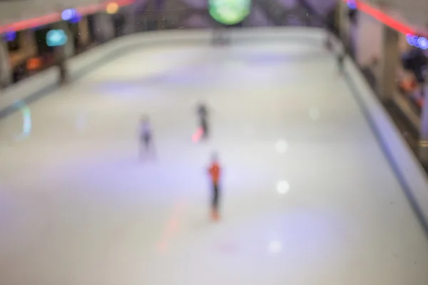 Gente borrosa patinando en la pista de hielo . — Foto de Stock