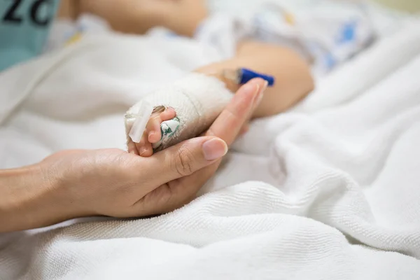 Anne bebek elini tutuyor..