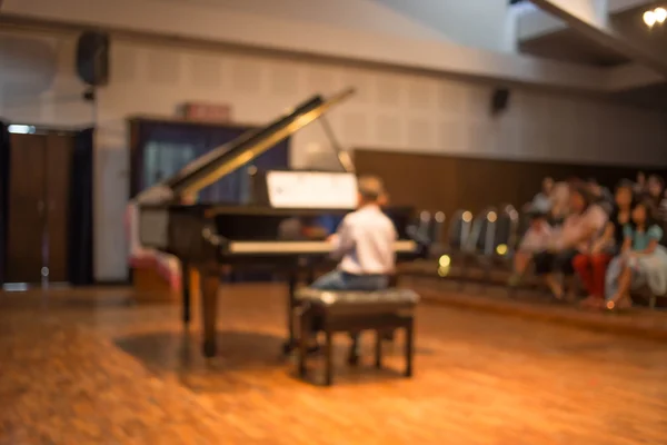 Розмите зображення, діти грають на піаніно в концертному залі . — стокове фото