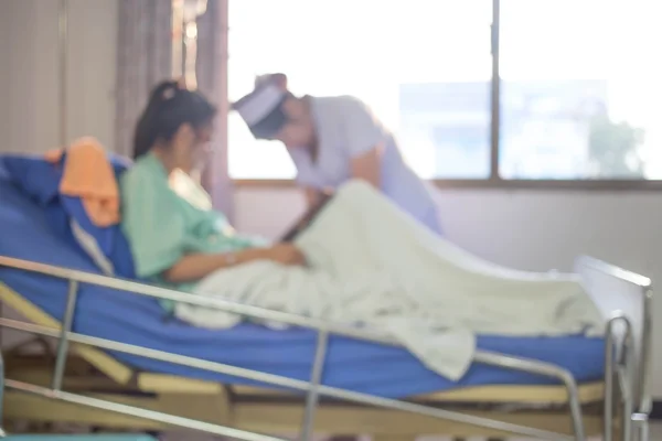 患者在医院为背景使用滴灌的模糊的图像 免版税图库图片