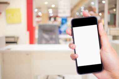 Arka planın ofis odasında cep telefonuyla fotoğraf çekiliyor.