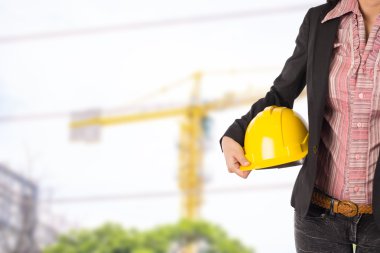 işçi güvenliği için sarı kask adam üzerinde tutan mühendisi
