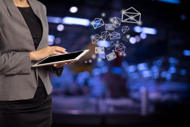 İş kadını dijital tablet kullanarak e-posta gönderme