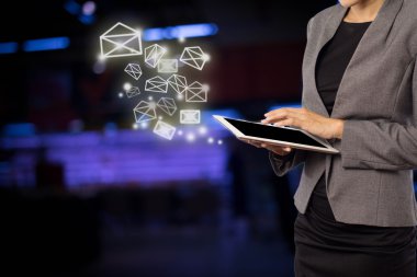 İş kadını dijital tablet kullanarak e-posta gönderme