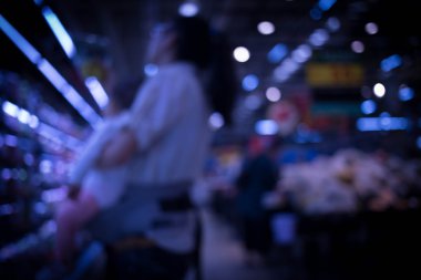 Bulanık görüntü alışveriş mal ve bokeh, serin mavi renk tonu