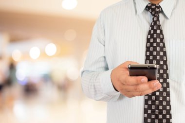 Adam alışveriş istimal hareket eden telefon.