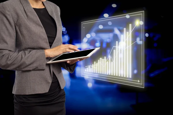 Concept de afaceri - femeie de afaceri care prezintă tabletă PC cu graf — Fotografie, imagine de stoc