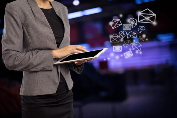 İş kadını dijital tablet kullanarak e-posta gönderme