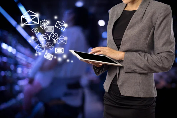 İş kadını dijital tablet kullanarak e-posta gönderme