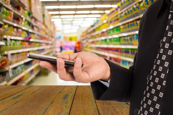 Mann in Einkaufszentrum benutzte Handy. — Stockfoto