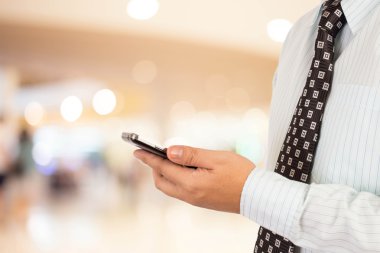 Adam alışveriş istimal hareket eden telefon.