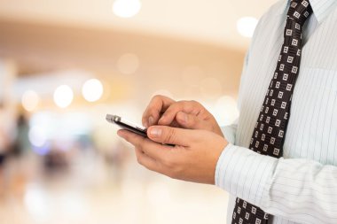 Cep telefonu kullaranarak alışveriş iş adamı.