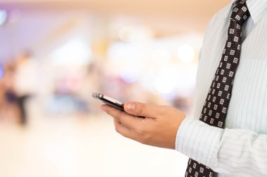 Cep telefonu kullaranarak alışveriş iş adamı.