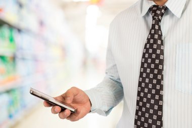 Adam alışveriş istimal hareket eden telefon.