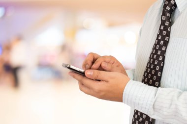 Adam alışveriş istimal hareket eden telefon.