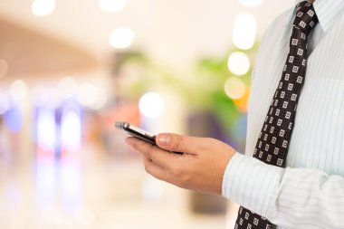 Adam alışveriş istimal hareket eden telefon.