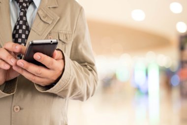 Cep telefonu kullaranarak alışveriş iş adamı.