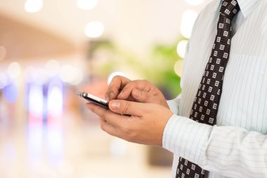 Cep telefonu kullaranarak alışveriş iş adamı.