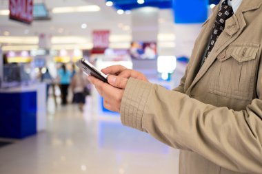 Adam alışveriş istimal hareket eden telefon.