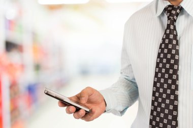 Adam alışveriş istimal hareket eden telefon.