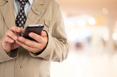 Adam alışveriş istimal hareket eden telefon.