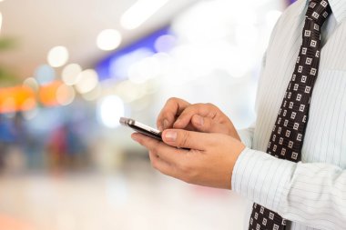 Adam alışveriş istimal hareket eden telefon.