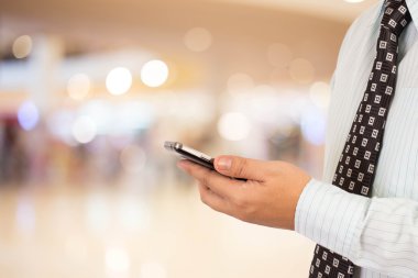 Adam alışveriş istimal hareket eden telefon.