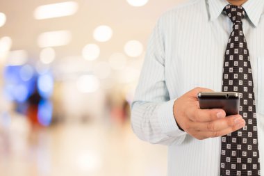 Adam alışveriş istimal hareket eden telefon.