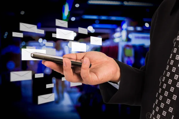 Homem de negócios enviando e-mail usando o telefone móvel . — Fotografia de Stock