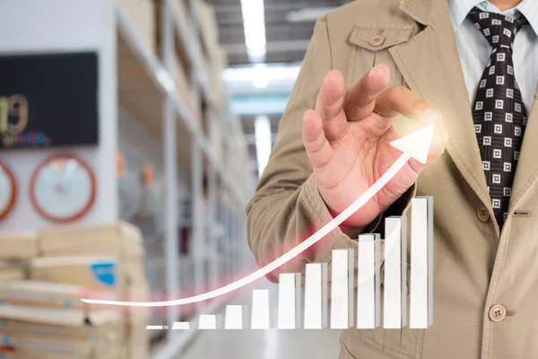 İş adamı ayakta duruş el dokunmatik finansal simgeler geliyor