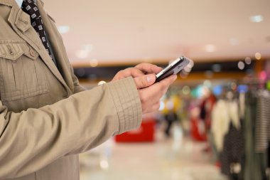 Adam alışveriş istimal hareket eden telefon.