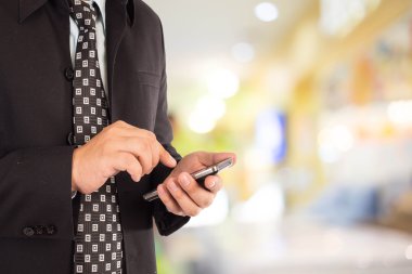 Adam alışveriş istimal hareket eden telefon.