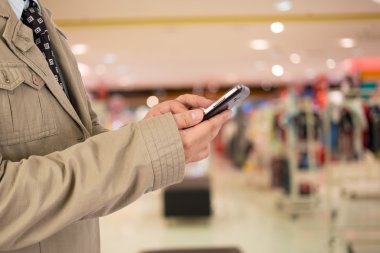 Adam alışveriş istimal hareket eden telefon.