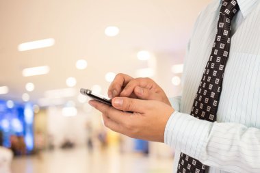 Adam alışveriş istimal hareket eden telefon.